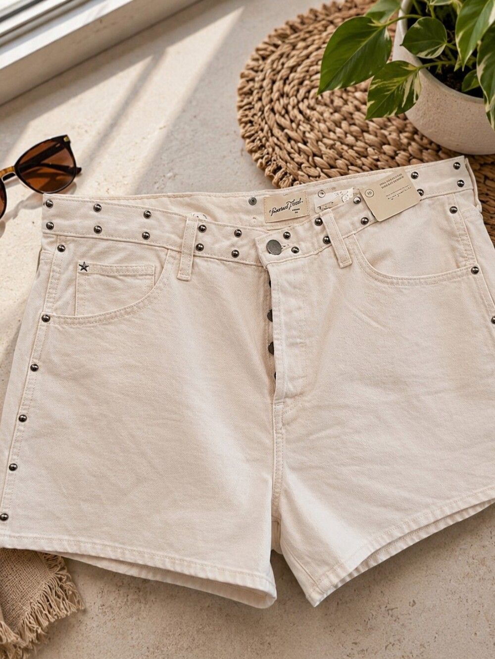 ✨ Universal Thread White Studded Denim Shorts NWT Size 16 ✨
